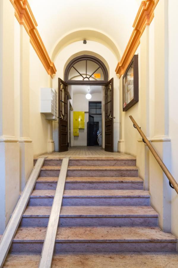 Lilly Apartment Main Train Station Old Town By The Castle Suites Krakow Bagian luar foto