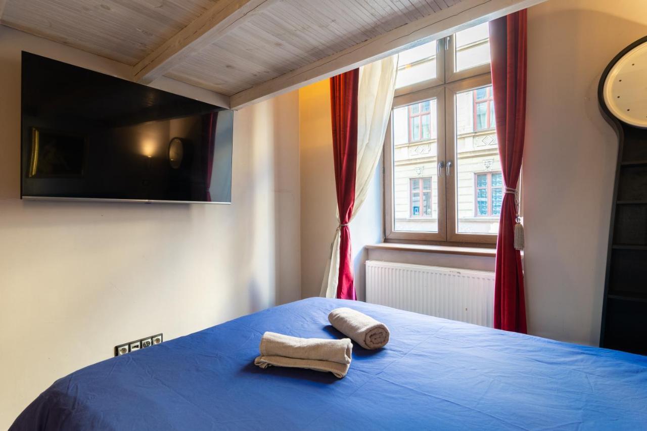 Lilly Apartment Main Train Station Old Town By The Castle Suites Krakow Bagian luar foto